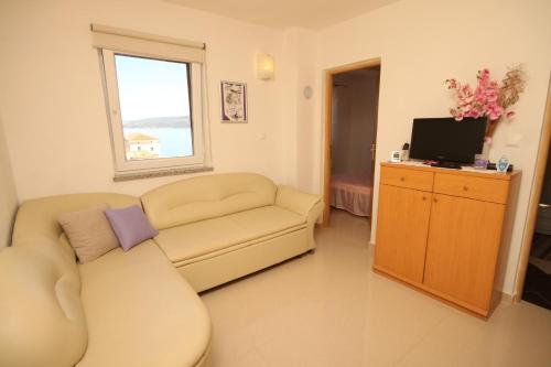 Apartments by the sea Valun, Cres - 8086