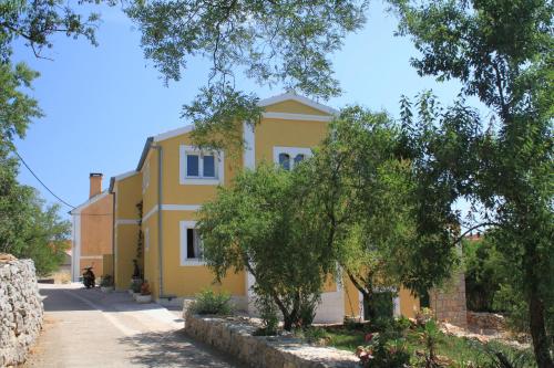 Family friendly apartments with a swimming pool Sali Dugi otok - 8083 Sali