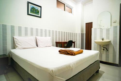 Hoki Homestay Mitra RedDoorz near Rumah Sakit Dr Soetomo Surabaya