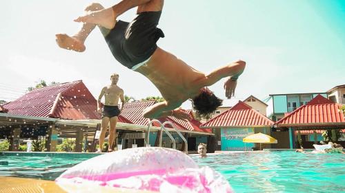 Bodega Pool Party Hostel Kho Phangan