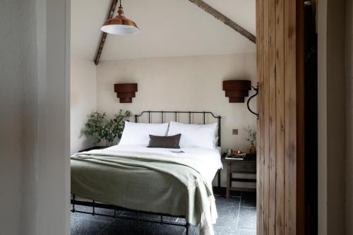 1 queen bed, 1 twin bed