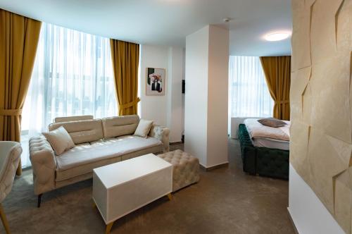Hotel IDEAL Deluxe - Tap to explore photos