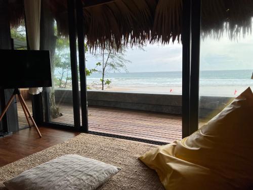 Sealord Naithon Beachfront Villa thumbnail 4