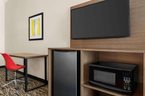 Ramada by Wyndham Marina - image 14