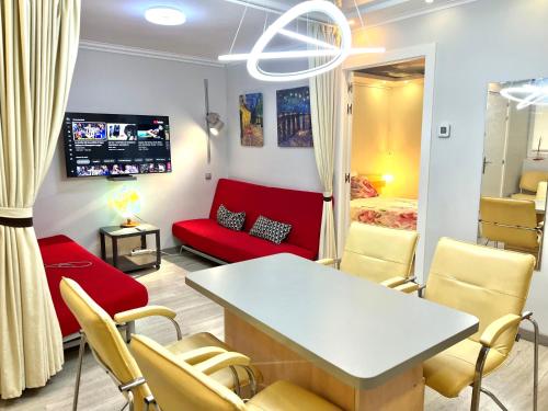 Camp Nou, Europa Fira - modern two-bedroom apartment with heating