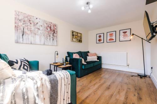 Charming 3-Bed cottage in Chester, ideal for Families & Workers, FREE Parking - Sleeps 7 - Apartment - Chester