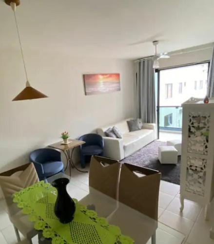 Apartamento amplo a menos de 400 metros da praia localizado próximo a praça da Brunella, área nobre do Guarujá.