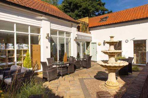 Gyógyfürdő, The Bridge Hotel in Walshford