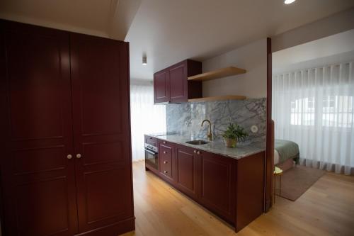 Kitchen, Trovador City Guest House in Costa