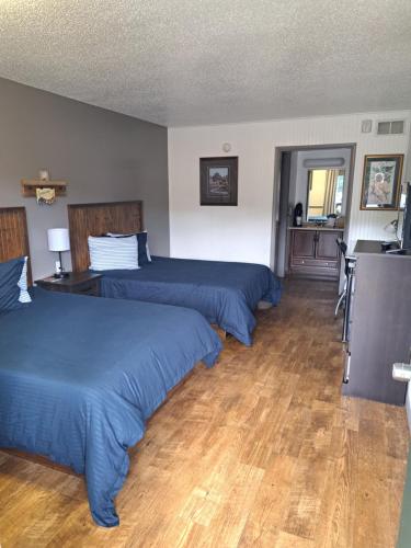 Blue Sky Inn- Veteran Owned, New Breakfast Area, Rennovated Rooms, 5 plus acres for you and your pet to roam, NEW Fire Pit