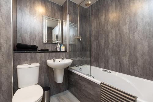 حمام, Lovely City Centre 1 bedroom flat. in مركز مدينة بيرث