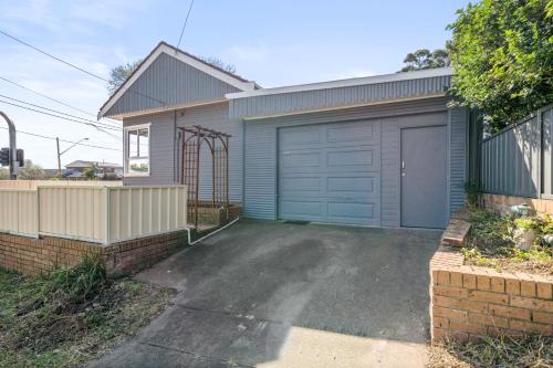 Ulaz, New 2 Bedroom House 500m to Mall with Free Parking in Bankstown