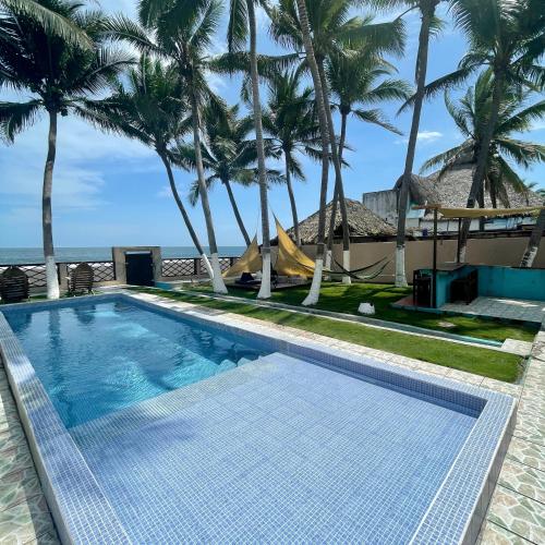 Kolam renang, Johnnys Place Hotel in Monterrico