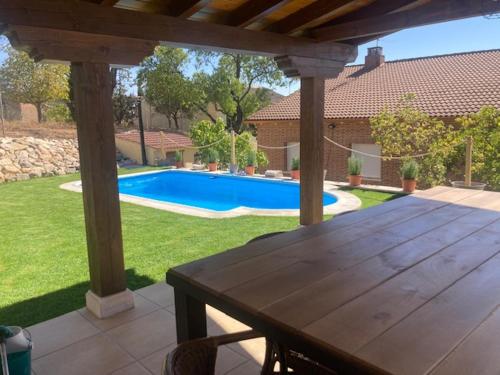 Peldbaseins, Casa Rural Las Albertas in Arbancón
