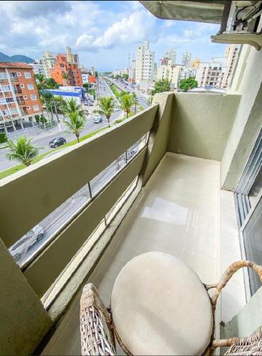 Balcony/terrace, Excelente apartamento bem localizado a 450 metros da praia in Balneario Cidade Atlantica