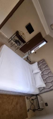 1 queen bed, 1 twin bed