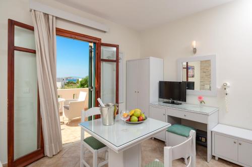 設施, Plaka I Hotel in 普拉卡海灘
