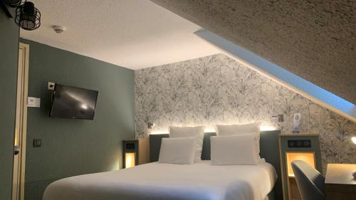 Triple Room (1 Double Bed + 1 Single Bed)