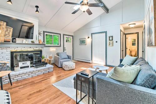 Cozy Lake Ariel Gem with Fire Pit and Resort Amenities in Lake Ariel, USA