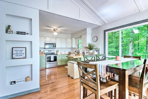 Cozy Lake Ariel Gem with Fire Pit and Resort Amenities in Lake Ariel, USA