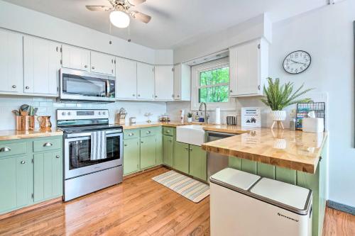 Cozy Lake Ariel Gem with Fire Pit and Resort Amenities in Lake Ariel, USA