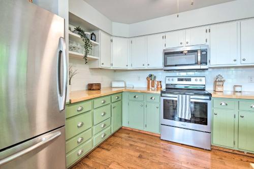 Cozy Lake Ariel Gem with Fire Pit and Resort Amenities in Lake Ariel, USA