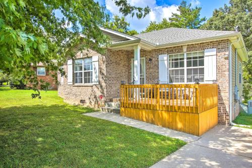 Charming Springfield Escape with Furnished Deck in สปริงฟิลด์ (เทนเนสซี)