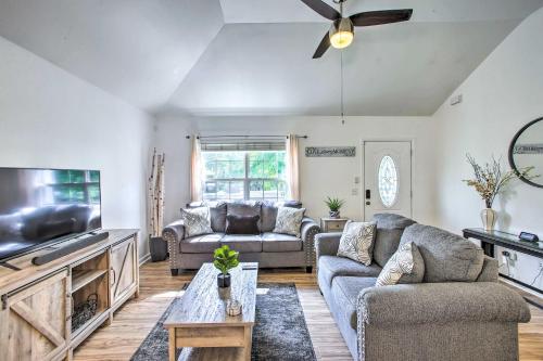 Charming Springfield Escape with Furnished Deck in สปริงฟิลด์ (เทนเนสซี)