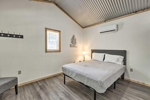 Quaint Tallassee Cabin Stone Creek On-Site! in Tallassee, USA