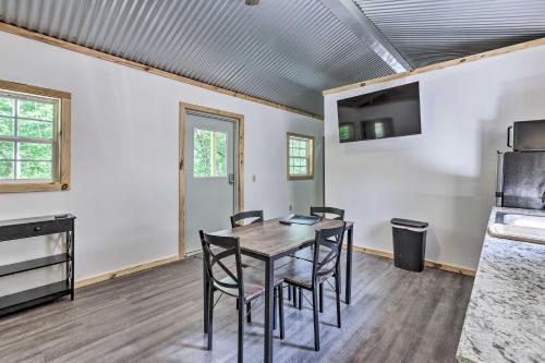 Quaint Tallassee Cabin Stone Creek On-Site! in Tallassee, USA