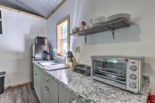 Quaint Tallassee Cabin Stone Creek On-Site! in Tallassee, USA