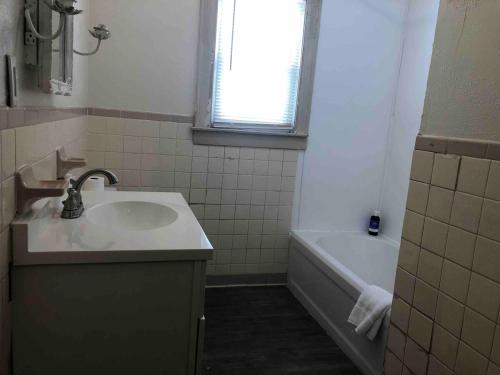 Bathroom, Budget 2 Bedroom Apartment - 2 Queens in South Charleston (WV)