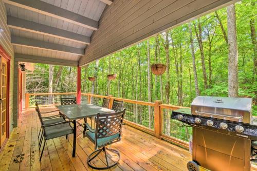 Otto Mountain Cabin Near Hiking with Fire Pit and Deck