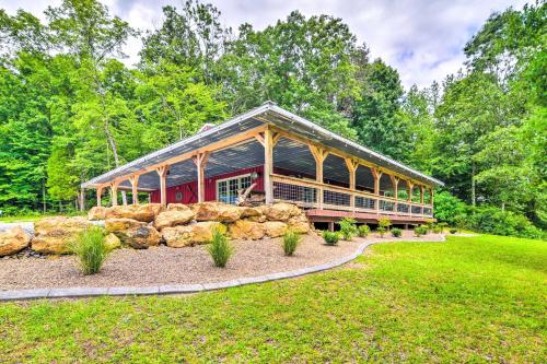 Secluded Brownsville Cabin with Deck and Fire Pit in Brownsville, Vereinigte Staaten von Amerika
