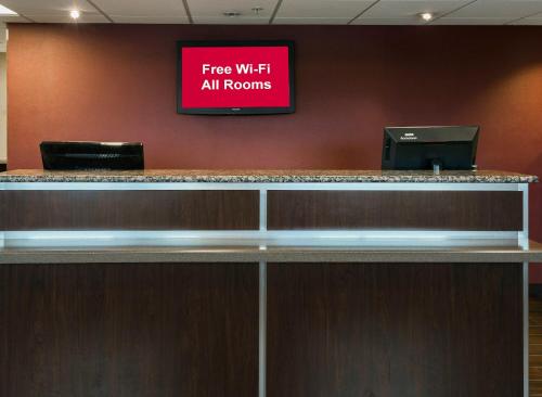 Red Roof Inn & Suites Omaha - Council Bluffs