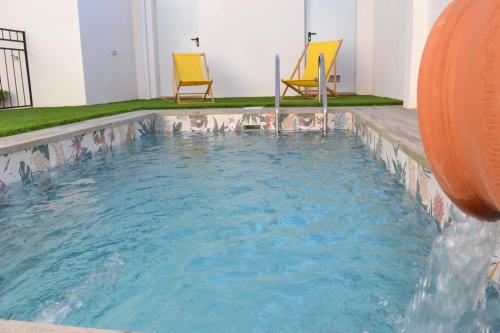 Peldbaseins, Casa Rural La Madroña (Casa Rural La Madrona) in Fuenlabrada de los Montes