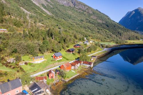 Зовнішній вигляд готелю, Cabin alongside the beautiful fjærlandsfjord in Флаленд