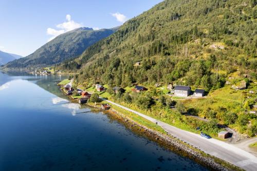 Навколишнє середовище, Cabin alongside the beautiful fjærlandsfjord in Флаленд