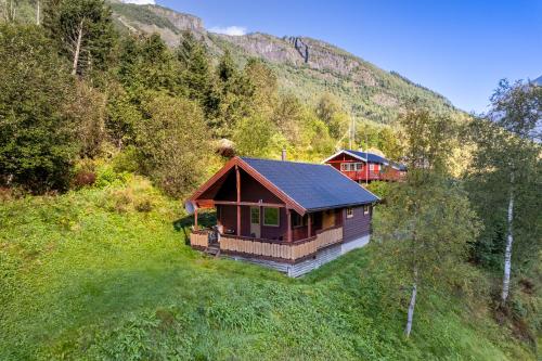 Зовнішній вигляд готелю, Cabin alongside the beautiful fjærlandsfjord in Флаленд