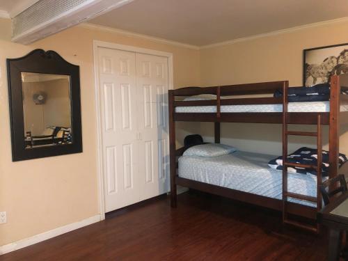 67-26 Austin Cove near subway, all shops, restaurants! Separate Entrance in New York, USA