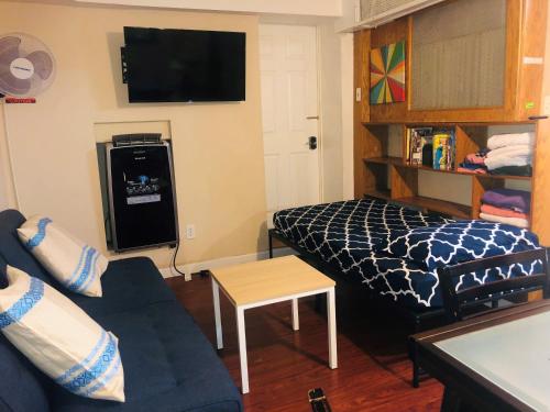 67-26 Austin Cove near subway, all shops, restaurants! Separate Entrance in New York, USA