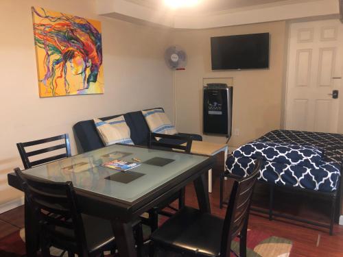 67-26 Austin Cove near subway, all shops, restaurants! Separate Entrance in New York, USA