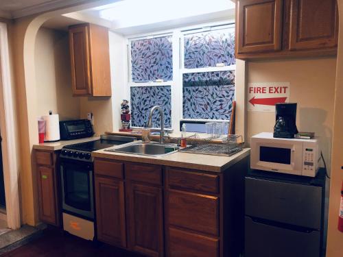 67-26 Austin Cove near subway, all shops, restaurants! Separate Entrance in New York, USA