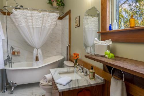 Maison D'Memoire Bed & Breakfast Cottages - image 8