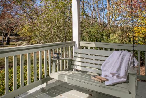 Maison D'Memoire Bed & Breakfast Cottages - Tap to explore photos