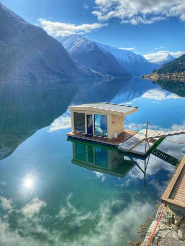 Навколишнє середовище, Cabin alongside the beautiful fjærlandsfjord in Флаленд