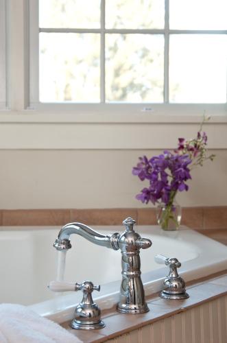 Wayside Inn Bed and Breakfast - image 8