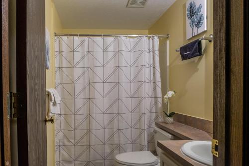 Walkable 1BR Apt Downtown by Frontdesk - image 11