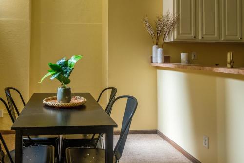 Walkable 1BR Apt Downtown by Frontdesk - image 9