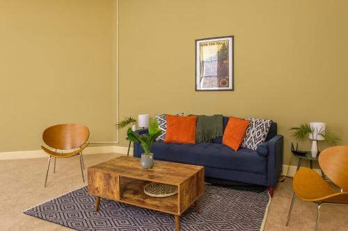 Walkable 1BR Apt Downtown by Frontdesk - image 12